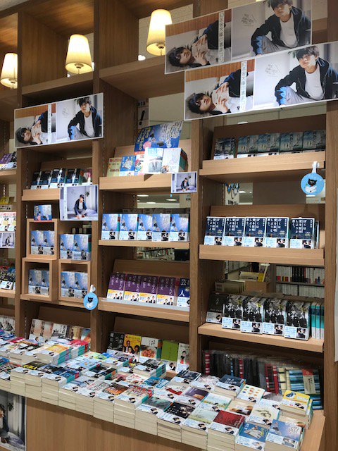 Kino_GFOsaka's tweet photo. 幻冬舎文庫新刊に伴い、＜幻冬舎文庫の春まつり＞を開催いたしました。新刊を中心に、既刊のベストセラーを取りそろえております。今年のイメージキャラクターは、DISH//の北村匠海さん。文庫売場飾り棚にて開催中ですので、ぜひご覧くださいませ。 https://t.co/ciB7f0bSJK