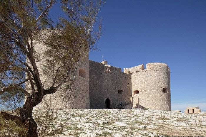 DdfPaca's tweet photo. Le château d'if sur la route des golfs 🏰 🏌️
#Marseille #choosemarseille #travel #provencegolf #provence #golfer #golfing #visit #castel #frenchcastel #destination #instagolf #igersfrance #picoftheday https://t.co/upuGu1YH8b