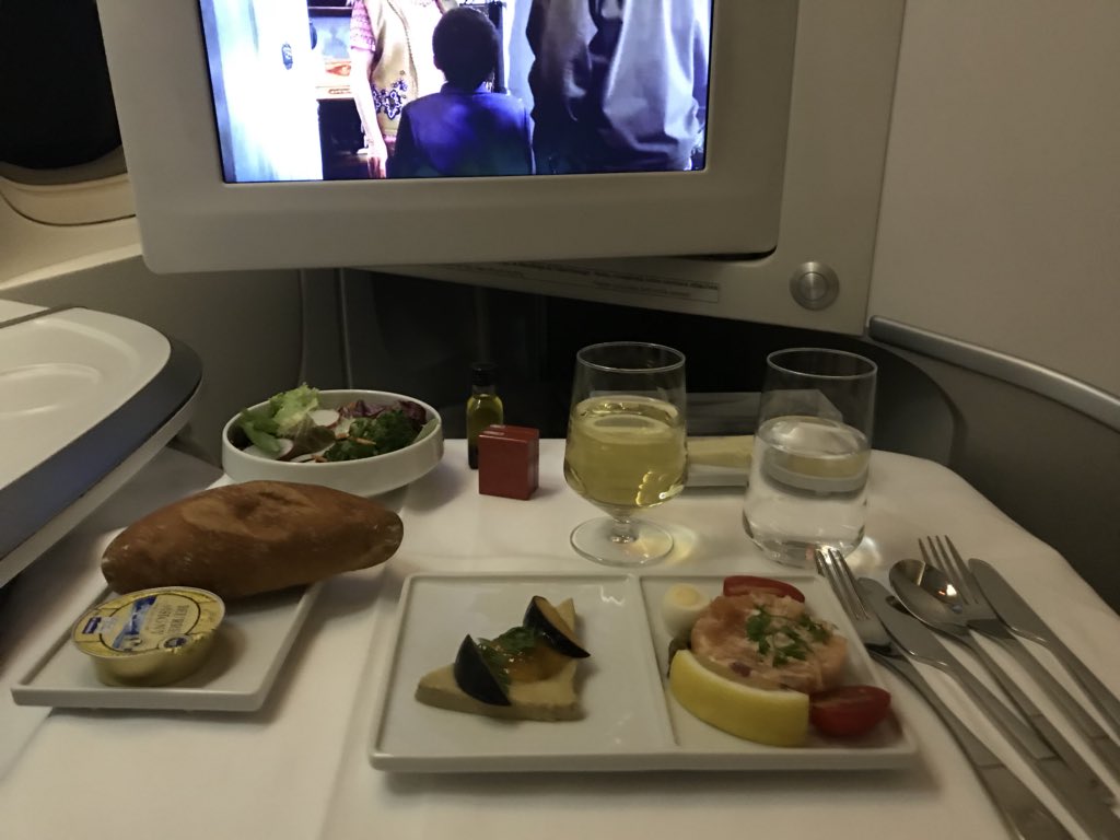 Laurentlight's tweet photo. Merci @AirFranceFR pour ce #AF257 ex #SIN , vol parfait et #PNC au top plein d’attentions👌 👍🥂vivement le prochain ✈️✈️✈️ @skyteam #AvGeek https://t.co/mZANibwNMA