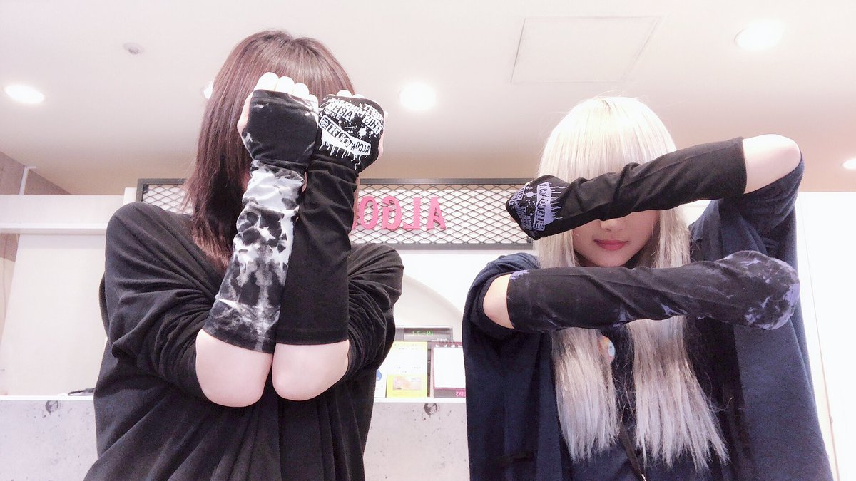 algonquins_cb's tweet image. 夏の味方・アームウォーマーがまだ全色揃ってますよ❤️

半袖に合わせたり、長袖から甲のところだけチラ見せしたり✨

ムラ柄とロゴプリントのアシメになっていて、片方だけ付けたりも🙆‍♀️