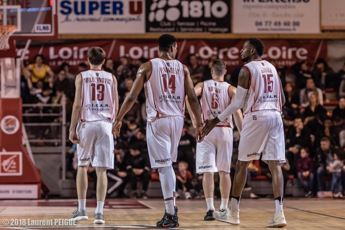JonathanHoyaux's tweet photo. Nous vous donnons rendez-vous ce mardi à partir de 12h30 pour une séance de dédicaces ! 📸📝
Le prochain match aura lieu vendredi à domicile contre la @ChoraleRoanne.
#SCBVG 🏆🏀 https://t.co/AwEl59f8hQ