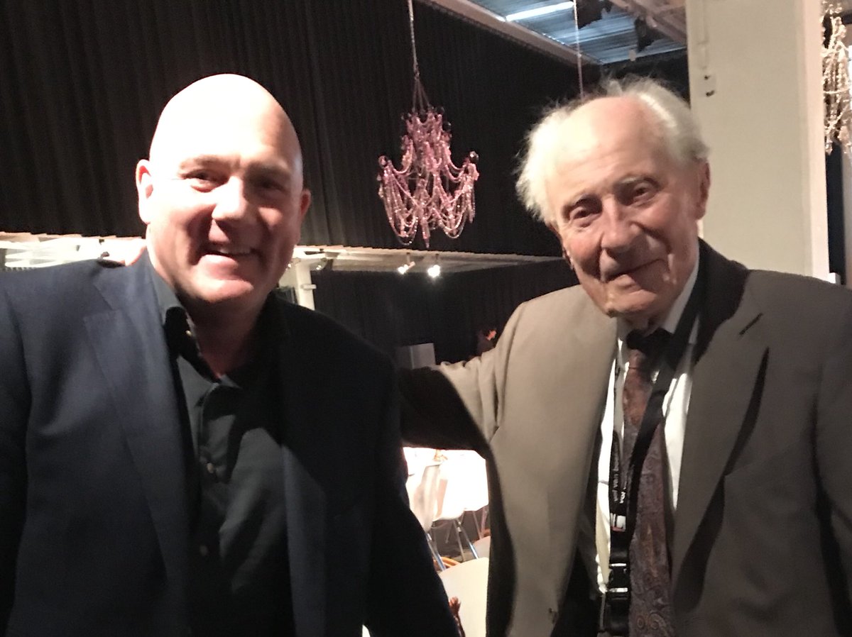mentholboek's tweet photo. Als je als 94-jarige door @astro_andre om een boek en handtekening wordt gevraagd, dan ben je pas echt bijzonder... #DeLaatsteGetuige #libris2018 https://t.co/de4D9kELOR