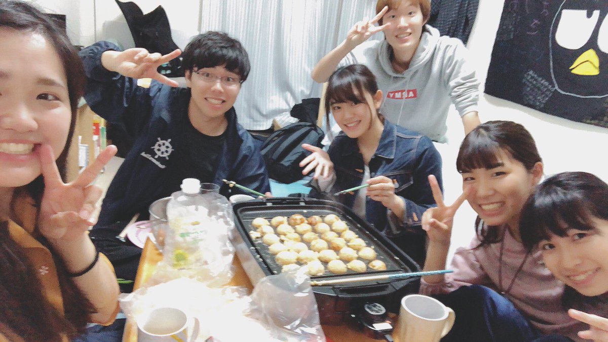 mariners_2018's tweet photo. 昨日はサークル練習と経験者練習🎾
どちらもたくさんの1年生が来てくれましたー！ありがとう😊
明日もサークル練習、経験者練習あるから、やってみたいな〜〜って子やバンバン打ちたい！って子は、ぜひ来てね！
写真はアフター！ https://t.co/EdiqpNWRDv