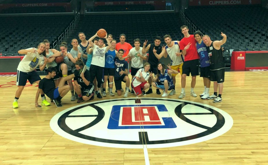Coast2Coastasso's tweet photo. DAY 4 :
#NBA time.
Today c'est basket à Los Angeles 🏀🏀
1h15 de match entre nous sur le parquet des #CLIPPERS.🇺🇸
On a bien kiffé !!
#enmodecainri 
#allthingsarepossible 
+ 1er match de la semaine 
Clippers/Pelicans 
Round2 demain https://t.co/G0xKYmhuGf