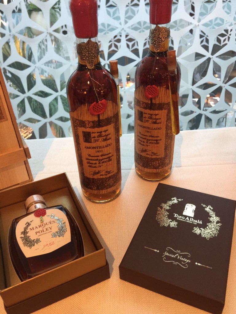 SelectusWines's tweet photo. Ayer @toroalbala presentó en el @MO_HOTELS de #Barcelona #lostesorosdelacampiñacordobesa #palocortado #Amontillado #donpx @vilaviniteca https://t.co/1pHApmy2Th
