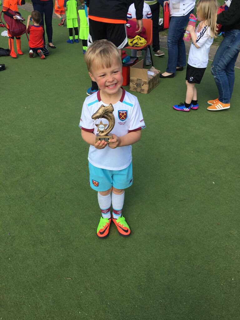 LisaRose1982's tweet photo. @Noble16Mark  my son Freddie is desperate to meet you and I have a huge task to fulfil lol he said you need to be at his birthday 6th party on 12th May! Check your diary see if you can make it would make his day 😜⚽️ https://t.co/Puhi3GfKjJ