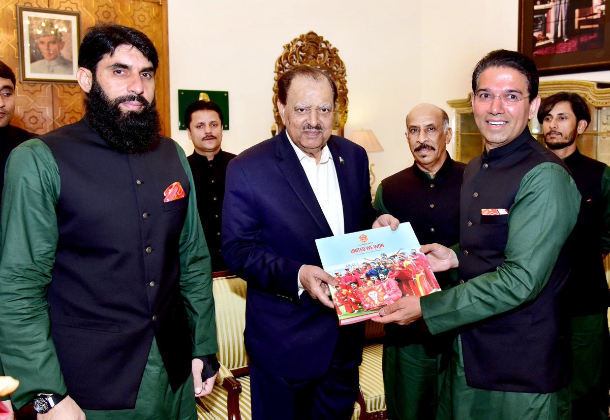 President Mamnoon Hussain being presented a memento by owner of  Islamabad United Cricket Team Syed Ali Raza Naqvi at the Aiwan-e-Sadr,  Islamabad. #ISLUVictoryCelebrations