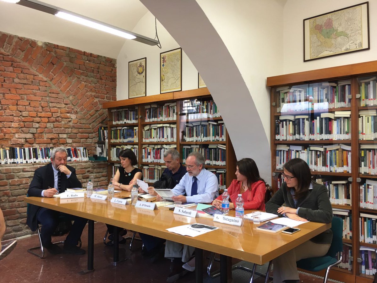 Politeia1983's tweet photo. Oggi pomeriggio a @Politeia1983 si è tenuta la discussione sul libro di Fabrizio Rufo "Etica in laboratorio. Ricerca, responsabilità, diritti" ( @DonzelliEditore , 2017). Sono intervenuti: Emilio D'Orazio, Giulia Bistagnino, @lucacarra50 , Manuela Monti e Silvia Salardi. Foto: https://t.co/13dN4vi0Ag