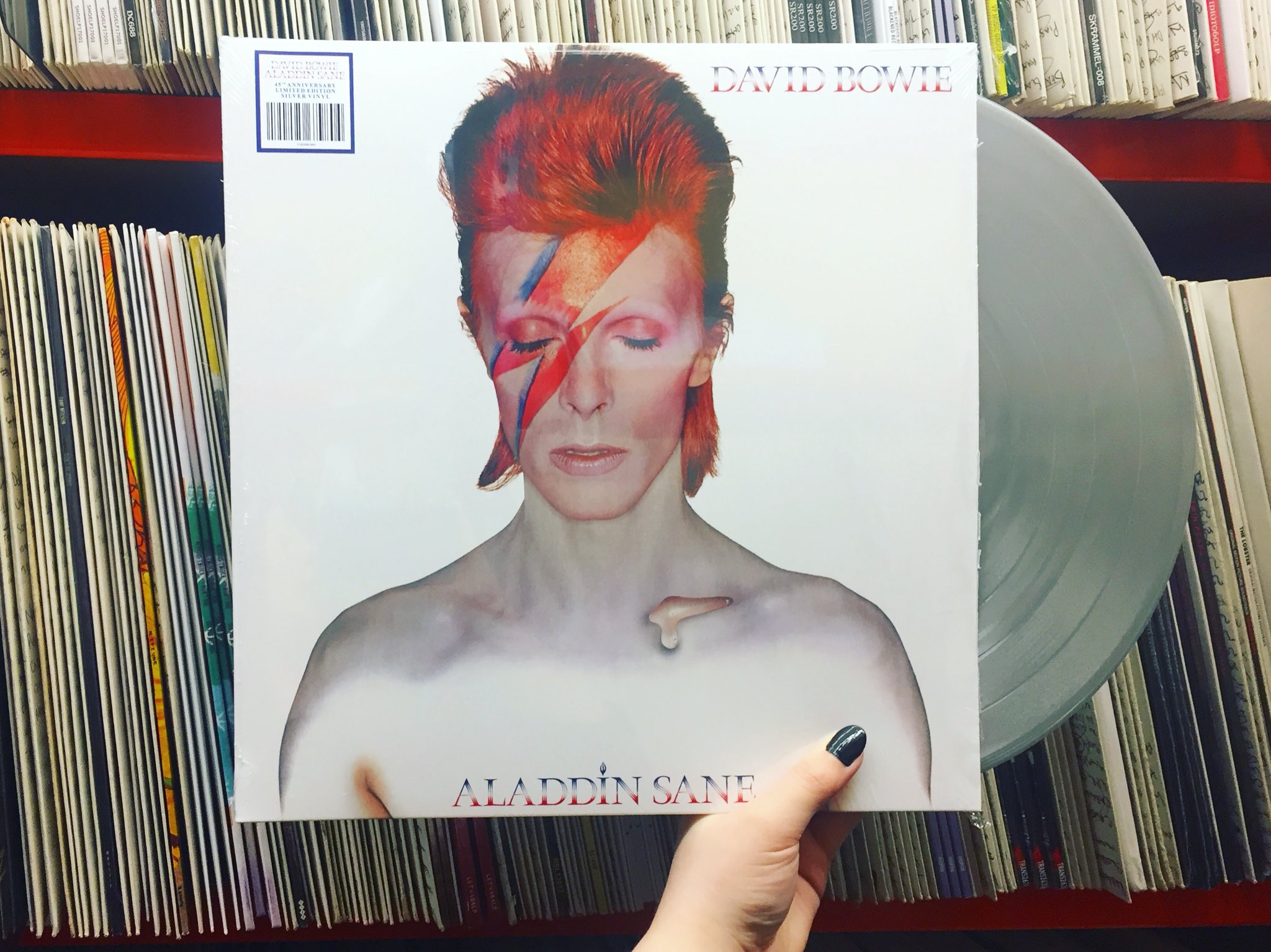Indkøbscenter Forskellige fire gange Vinyl Tap Records on Twitter: "Out this Friday: David Bowie - Aladdin Sane  45th anniversary on limited edition silver vinyl. This item is IN STORE  ONLY and WILL NOT be available online. #