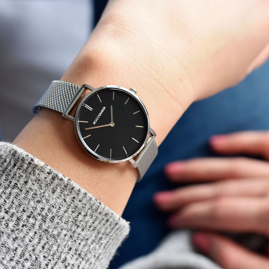 Rossbanna's tweet photo. Black tones and steel details✨
#rossbanna #foyercollection #montre #silverdetails #blacktone #ootds #watch #watches https://t.co/umFKEqm7iL