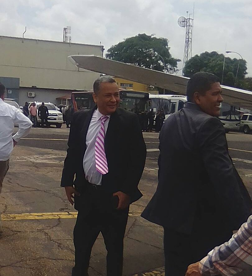 Hoy en el estado Bolívar, realizando la transmisión de mando del Redip Guayana.
Felicito al Comisario General Luis Ollarves por su entrega y dedicación.
Recibe el Comisario General Lisandro Alfonso, un excelente gerente del #CICPC.