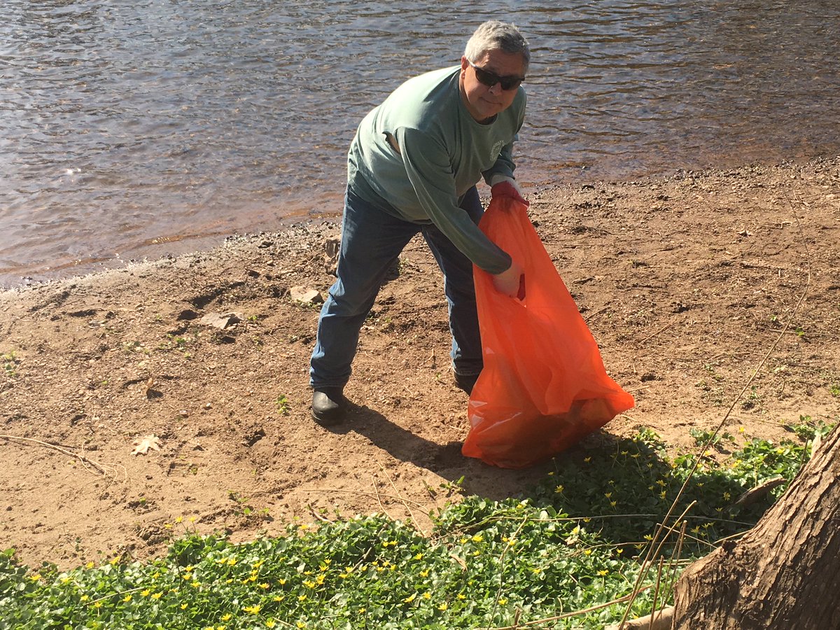 KipBateman's tweet photo. I had a great time with the @RaritanHWaters at their 28th Annual Stream Clean Up! We made the Garden State a little more beautiful by removing trash and debris throughout the watershed. #CleanStreams #RHAstreamcleanup https://t.co/C8fjMGPAK0