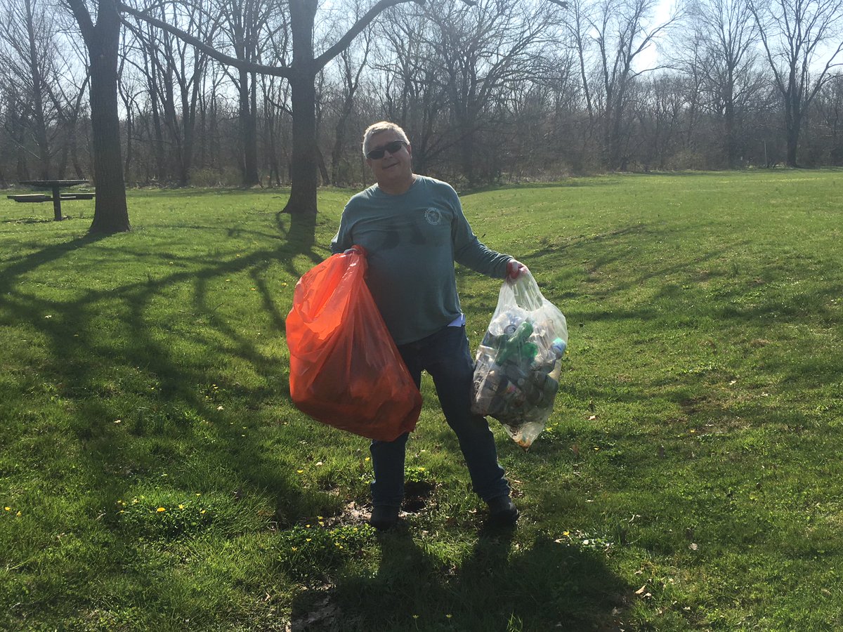 KipBateman's tweet photo. I had a great time with the @RaritanHWaters at their 28th Annual Stream Clean Up! We made the Garden State a little more beautiful by removing trash and debris throughout the watershed. #CleanStreams #RHAstreamcleanup https://t.co/C8fjMGPAK0