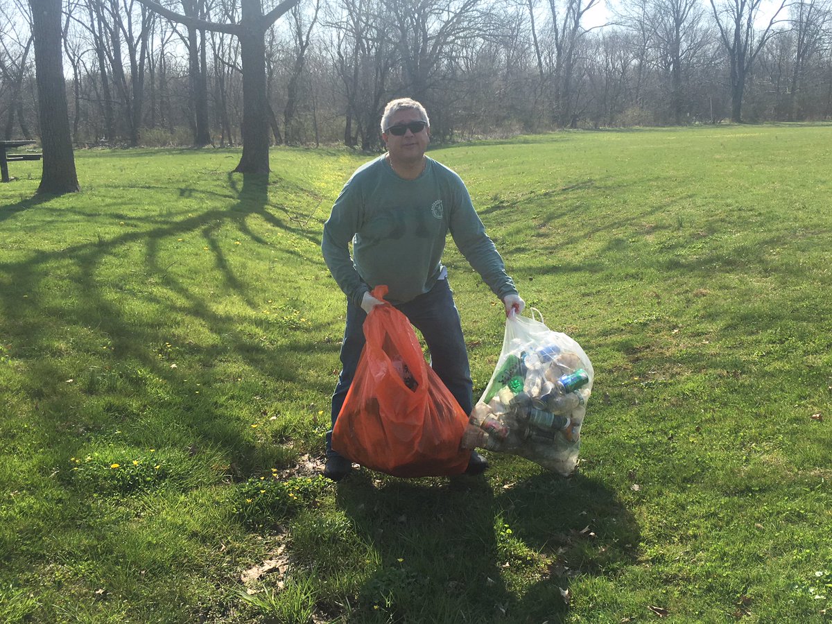 KipBateman's tweet photo. I had a great time with the @RaritanHWaters at their 28th Annual Stream Clean Up! We made the Garden State a little more beautiful by removing trash and debris throughout the watershed. #CleanStreams #RHAstreamcleanup https://t.co/C8fjMGPAK0