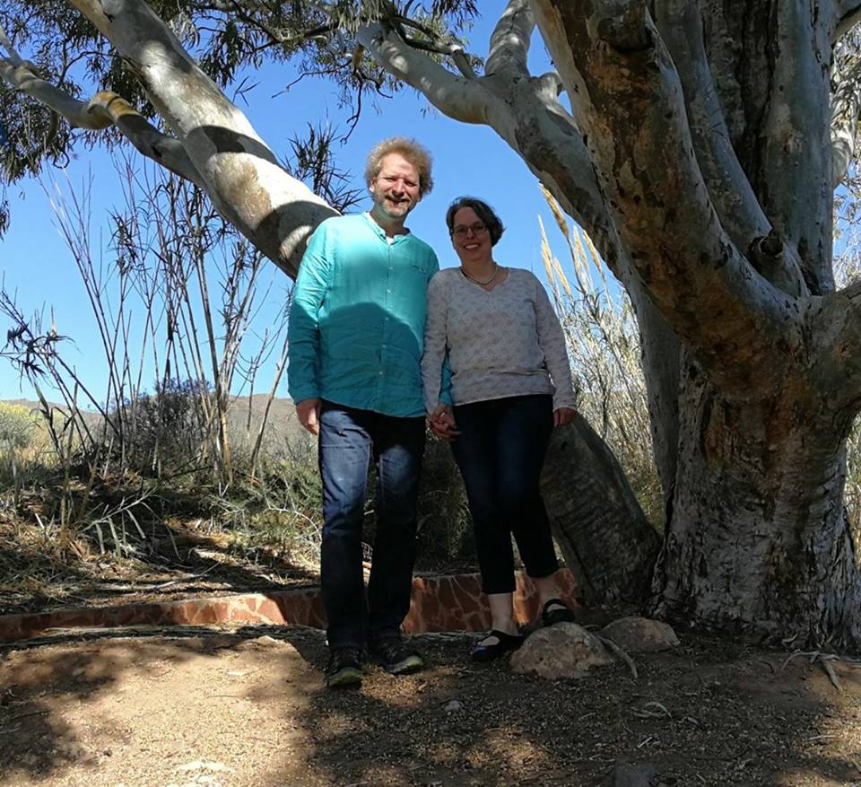 Anlässlich unserer heutigen Silberhochzeit gibt es heute einmal kein Schieferbild sondern meine Frau Claudia und mich  in La Isleta del Moro - Andalusien. Schöne Grüsse aus der Sonne!