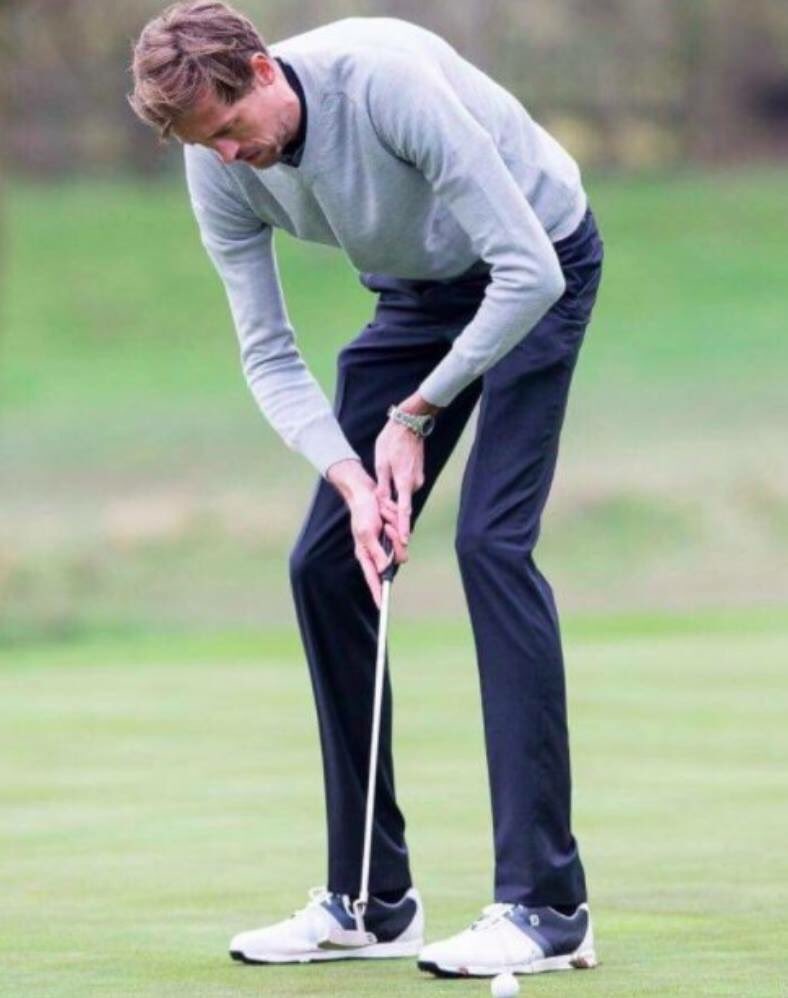 piesportsbooze's tweet photo. 6 ft 8 Peter Crouch playing golf with a regular sized club is the best thing you'll see today 😂 https://t.co/ri08LMuLLw
