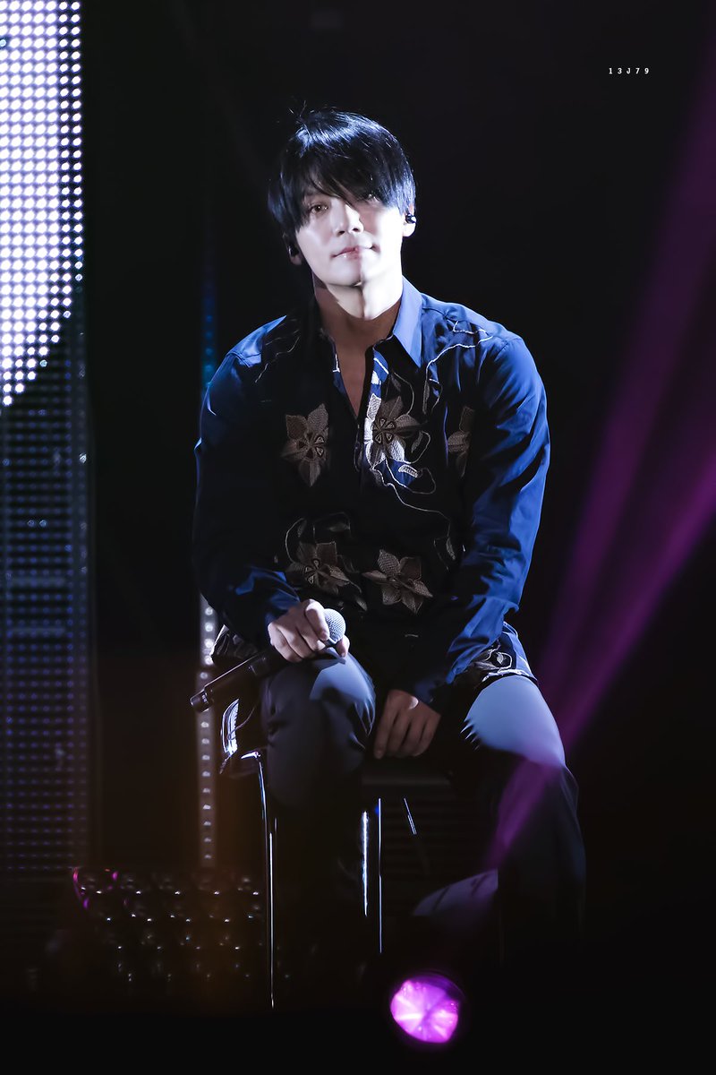 syikdabom's tweet photo. @jekkimochi @SugarSugarHoony @momo_el3kj see his eyes was dead that night.
the next day, he feeling better. so we get this masterpiece where he almost stripped jiwon https://t.co/RtWFNREXn1