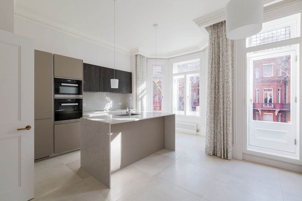 latitudeUK's tweet photo. This newly completed project in Sloane Gardens for Cadogan comprises 3 duplexes with their contemporary interiors complementing original features of the 19th century red brick building #architecture #DuplexApartments #kitchens #chelseakitchen https://t.co/8VNeqE0vEC