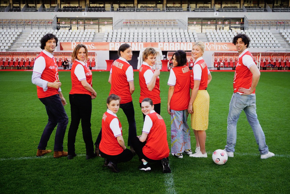 Remise des maillots du <a href="/StadeDeReims/">Stade de Reims</a> à l’équipe du film #CommeDesGarçons au stade Delaune, à l’occasion de l’avant-première diffusée aujourd’hui à #Reims !
