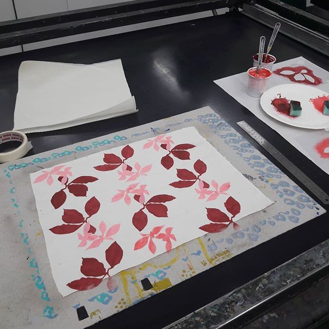 fionahprints's tweet photo. More textile printing fun at Spike today. Spot the mistake in my pattern!
#fionahamilton #spikeprintstudio #spikeisland #textiledesign #leaves #fun #design #handmade #printmaking https://t.co/GDj1LAAXi7 https://t.co/77kfdRg9V6