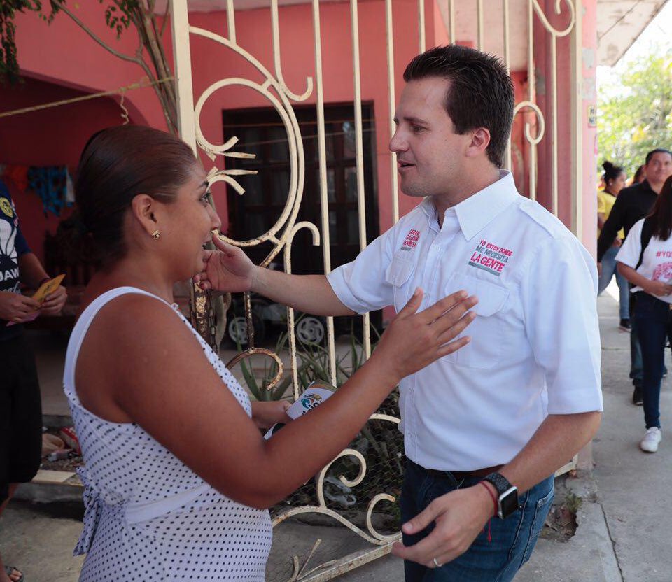 gerardogaudiano's tweet photo. Ya estamos saludando, casa por casa y paso a paso, en la Colonia Tomás Garrido de Comalcalco. Llegaremos a cada rincón de Tabasco porque es ahí donde nos necesita la gente. #GaudianoGobernador https://t.co/rpe2B8RQuK