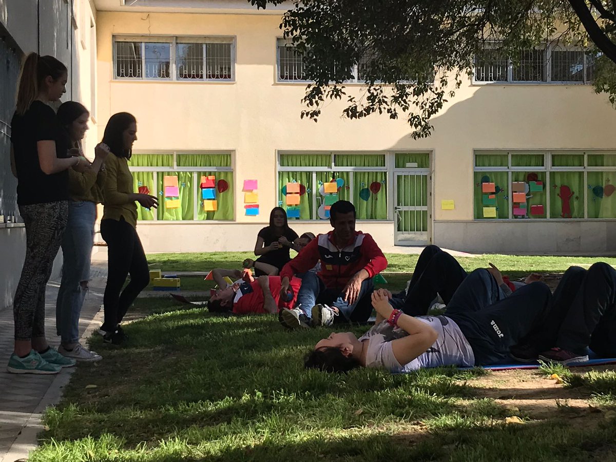 HospitalariasGr's tweet photo. Nos visita un grupo de Grado de Terapia Ocupacional para realizar unas actividades con algunos de nuestros chicos. Tarde muy entretenida. https://t.co/e5CY6KX83a