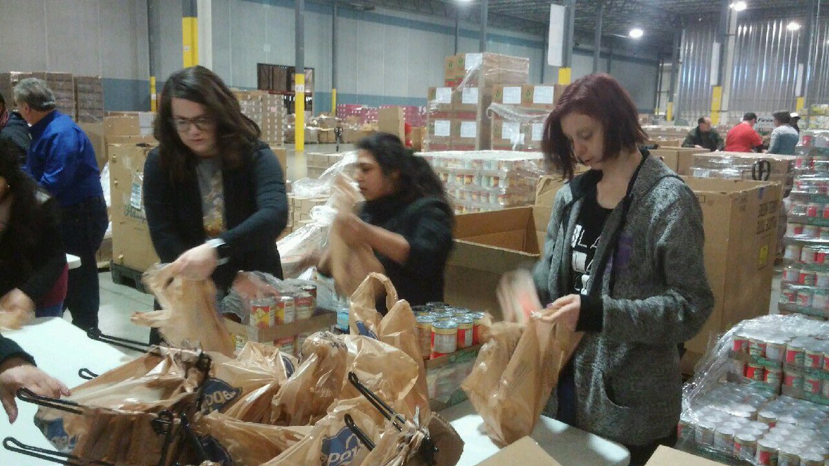 GiantInterns's tweet photo. Class outing to pack backpacks of food and build boxes at Gleaners Food Bank. @BenDavisHS @dantedebrown #WeAreWayne https://t.co/KC7lbkRPRD