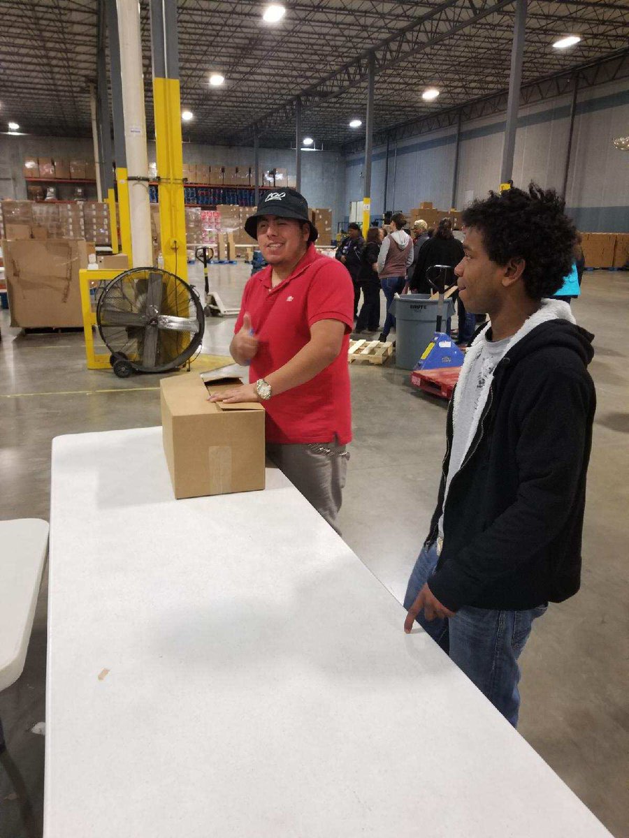 GiantInterns's tweet photo. Class outing to pack backpacks of food and build boxes at Gleaners Food Bank. @BenDavisHS @dantedebrown #WeAreWayne https://t.co/KC7lbkRPRD