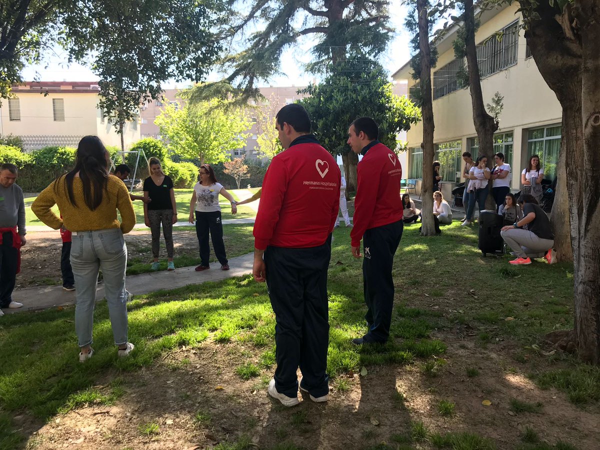 HospitalariasGr's tweet photo. Nos visita un grupo de Grado de Terapia Ocupacional para realizar unas actividades con algunos de nuestros chicos. Tarde muy entretenida. https://t.co/e5CY6KX83a