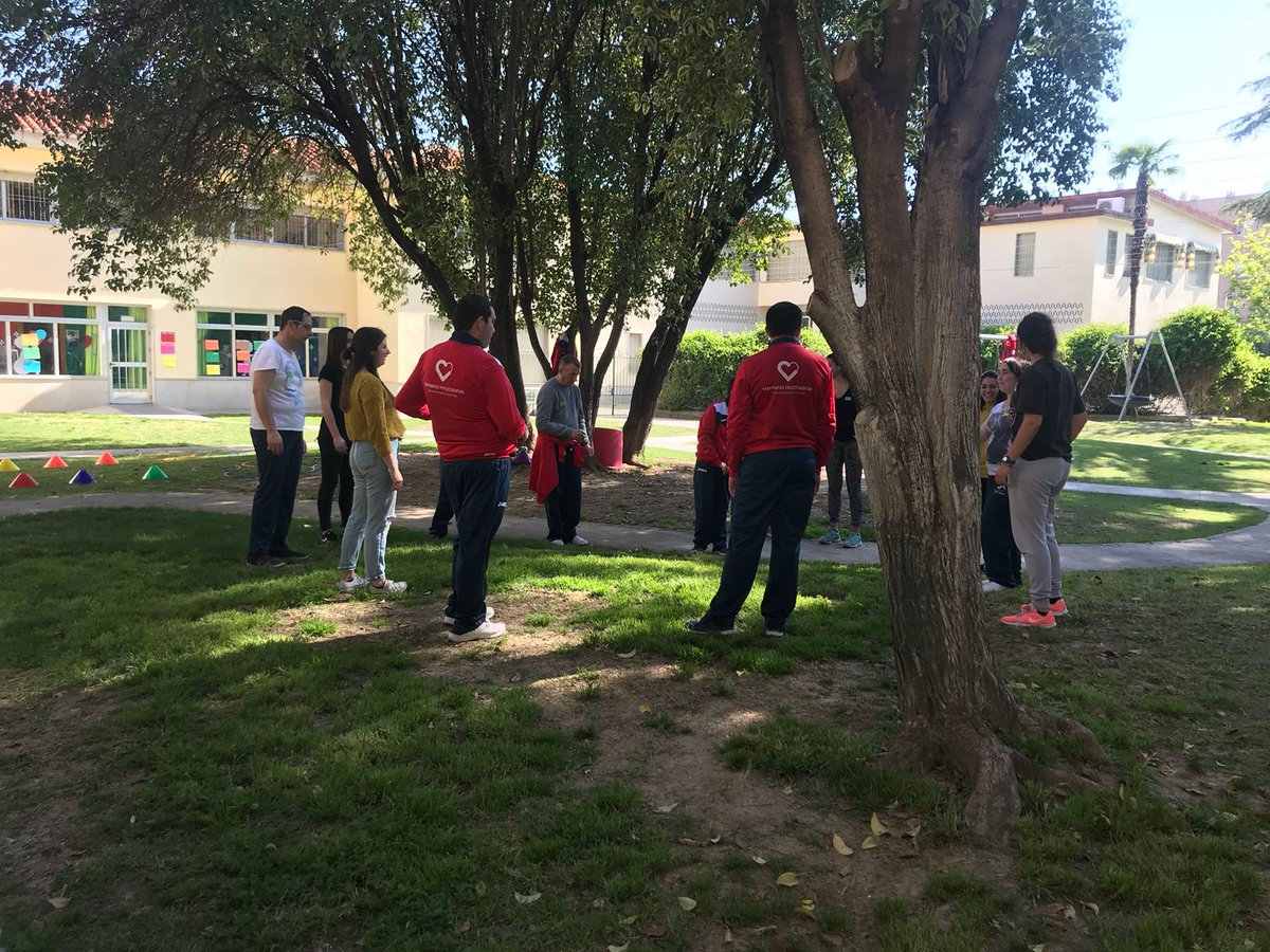 HospitalariasGr's tweet photo. Nos visita un grupo de Grado de Terapia Ocupacional para realizar unas actividades con algunos de nuestros chicos. Tarde muy entretenida. https://t.co/e5CY6KX83a