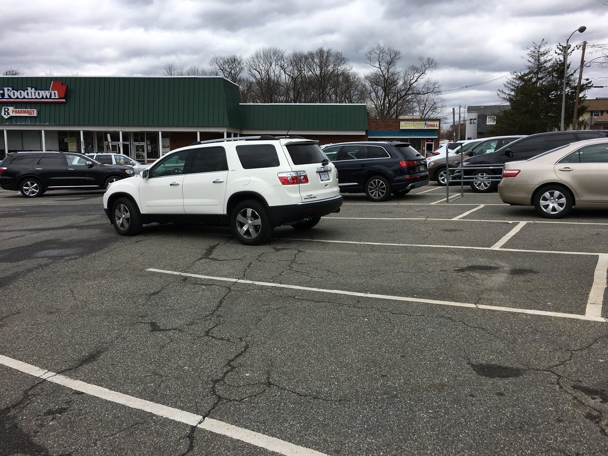 patrickkchin's tweet photo. Best parking job ever! https://t.co/ZbGhxbC9iA