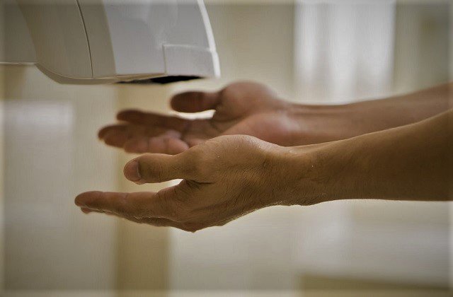 นักวิจัย ม.คอนเนตทิคัต เผยเครื่องเป่ามือ (hand dryer) ในห้องน้ำเป็นอีกแหล่งเชื้อโรคที่ควรระวัง พบการเป่ามือเพียง 30 วินาทีอาจทำให้ได้รับแบคทีเรียถึง 18-60 โคโลนี โดยแบคทีเรียเหล่านี้มักฟุ้งออกมาจากชักโครกและลอยอยู่ในอากาศ ก่อนจะถูกเครื่องเป่าดูดเข้าไปและพ่นออกมาใส่มือเรา