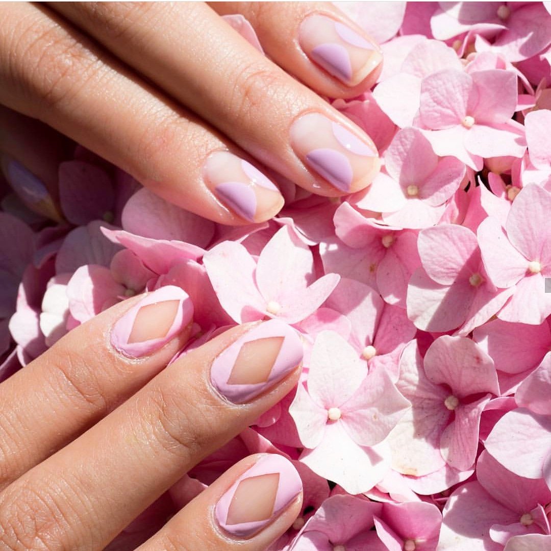 PopMyNails_'s tweet photo. Le beau temps est de retour et on adore ! Chez #PopMyNails c'est  fleurs et les manucures minimalistes ! Vous aimez ? 😍 ou 😑 ?
#manucure #ongles #minimaliste #nailart #minimalistnailart #popmynailsbox https://t.co/tjmU3cNArF