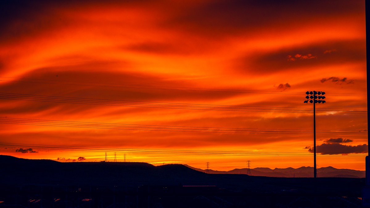 Scorpio67Photo's tweet photo. Oh and...after I got to spend senior night with all those CHAMPION ladies...the parking lot cleared...I chilled all alone and got to enjoy God breaking out the old Crayola Crayon box of colors.
#cosunset #beinthemoment #suckerforasunset #scorpio67photo https://t.co/FKPdRR9Wx3
