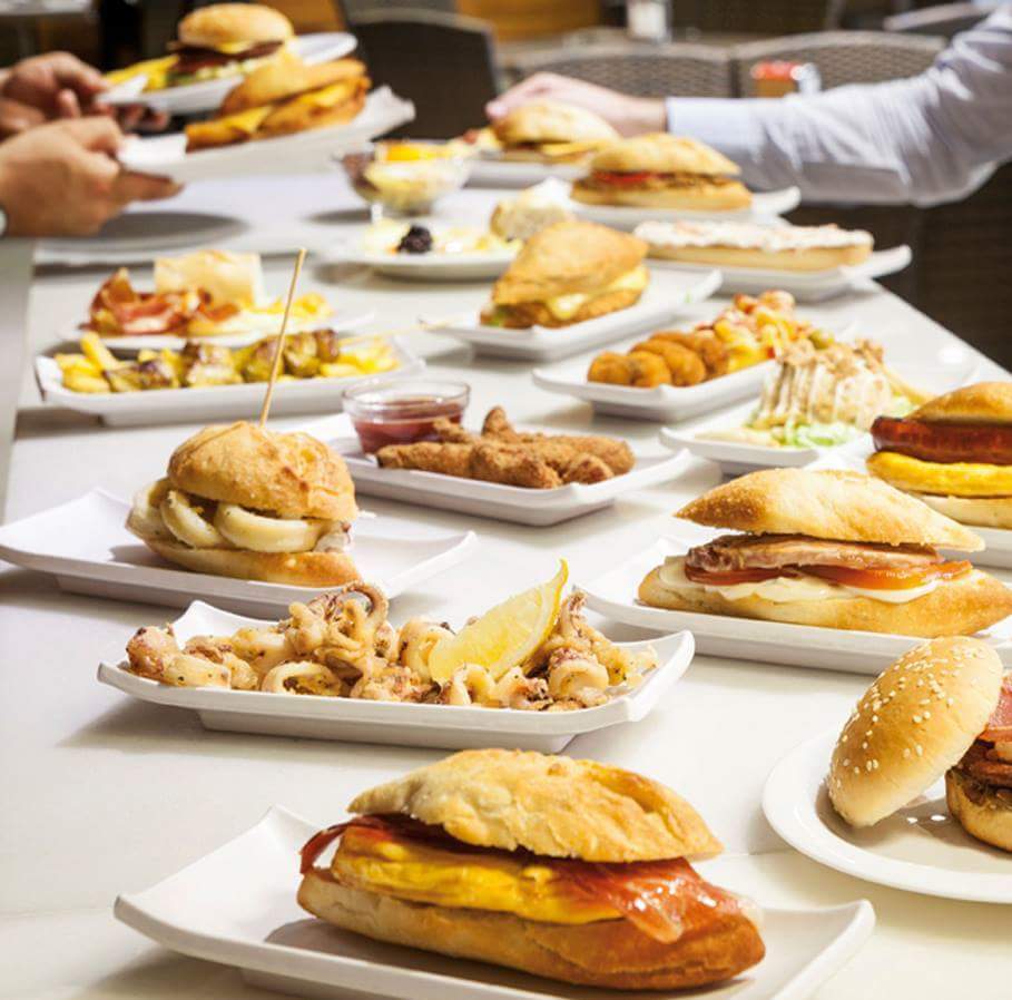 IndaloChueca's tweet photo. ¡Nueva semana y nuevos retos para probar todas nuestras tapas! Croquetas, tortilla, hamburguesa, sandwich club, calamares…🍛🥘🌭🥪¡Vamos a parar porque se nos hace la boca agua! 😋 #IndaloTapaschueca #Foodie #Food   #Tapas #tapasgratis https://t.co/JHAYH5FkiZ