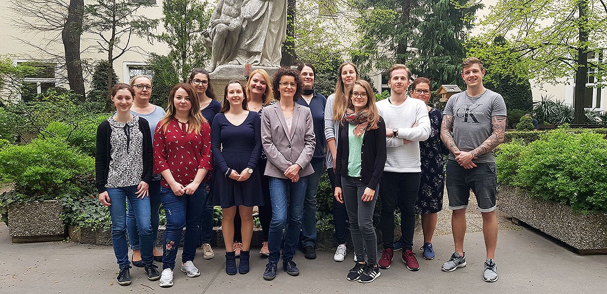 BBrueder's tweet photo. PRAXISANLEITUNG
Bereits zum 7. Mal startete am 16. April  2018 an der Pflegeakademie der Barmherzigen Brüder Wien die Weiterbildung „Praxisanleitung“. https://t.co/0BA8zgkUhG https://t.co/XjZY2BNHTR