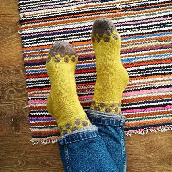 pompommag's tweet photo. Looking for a new spring WIP? We love Emma Kylmälä's sunny colour combo ☀️ that she dyed herself, for the #Postmarksocks. Find the pattern in our spring issue #PPQ24, designed by Ana Campos - available from our online shop! 😎 https://t.co/EqL4dJnqJx
