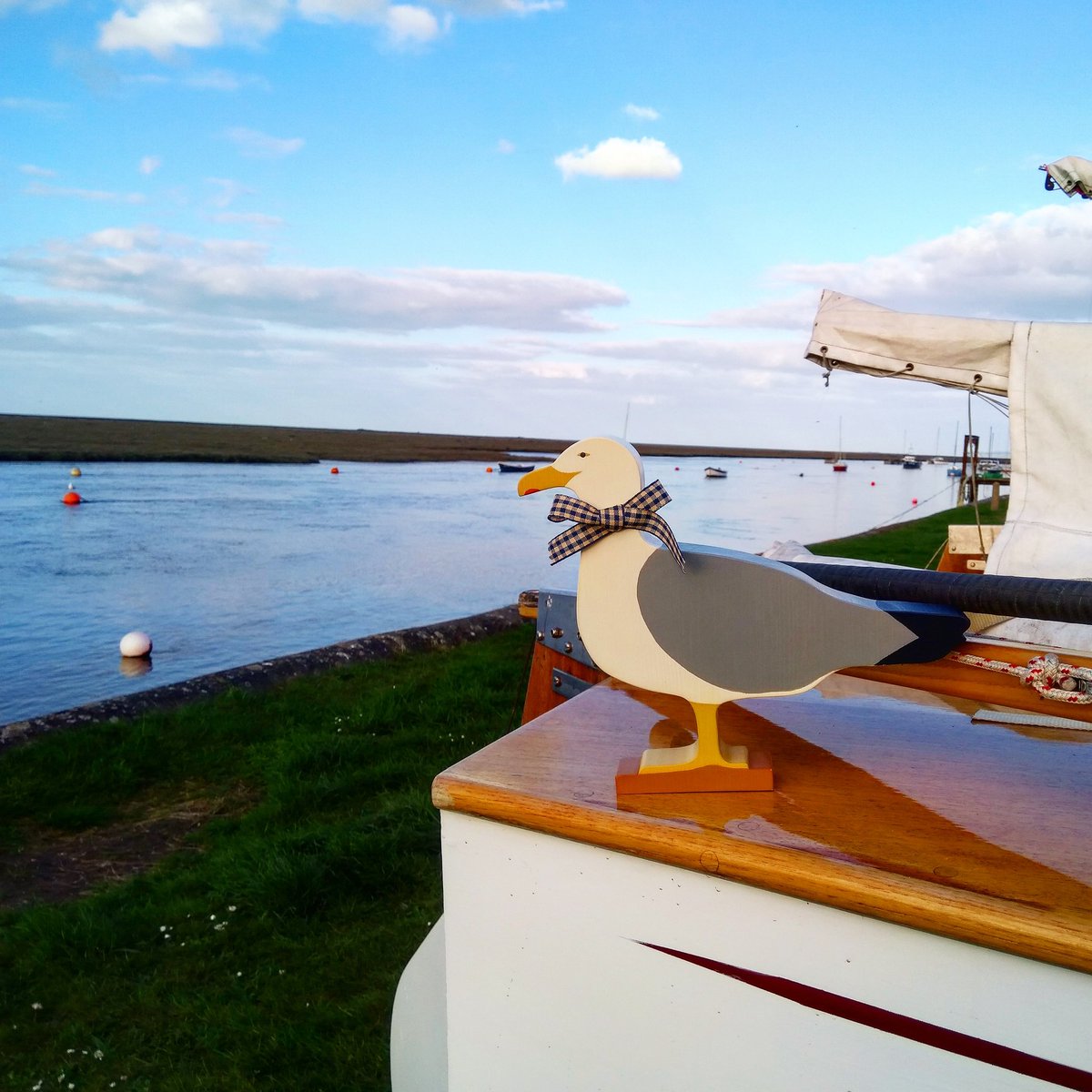 Edward seagull has landed on the east quay at Wells. Hand made by Mr Flint he is available to buy at <a href="/DesignsLine/">Studio-Line Designs</a> at the Wells-Walsingham light railway site.
#handmade #reclaimedwood #flintcottage #northnorfolk #coastalhome #homedecor