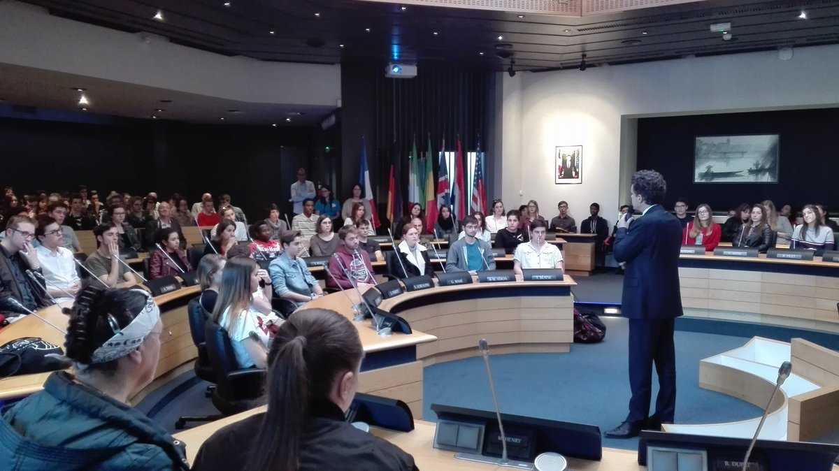catherine_goxe's tweet photo. Remise des #carteselectorales aux jeunes #angevins dans la salle du Conseil Municipal @Angers par le Maire @ChristopheBechu
«la #Démocratie s'use si on ne s'en sert pas» Il faut se servir de sa carte électorale ! https://t.co/zowtmtekuT