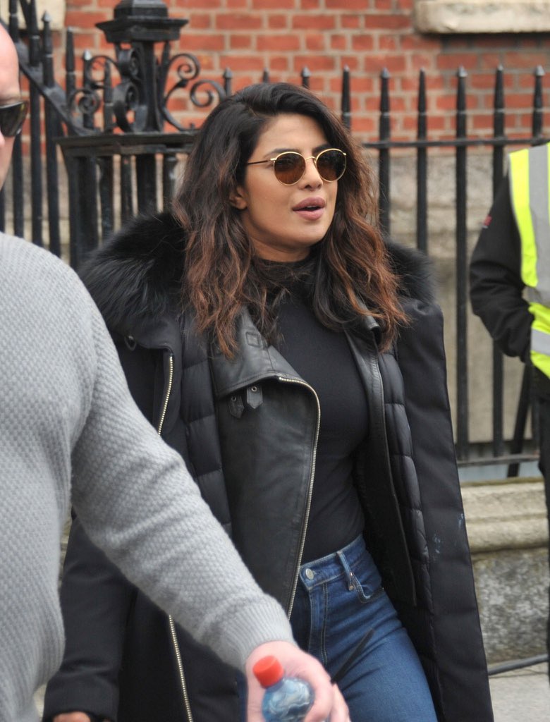 Priyankagreek's tweet photo. Η @priyankachopra στα γυρίσματα της σειράς #QUANTICO3 στο Δουβλίνο / #priyanka on the set of #QUANTICO3 in Dublin #ireland #priyankachopra #quantico #quanticoabc #quantico3 #AlexParrish https://t.co/yz1bUhG0kB