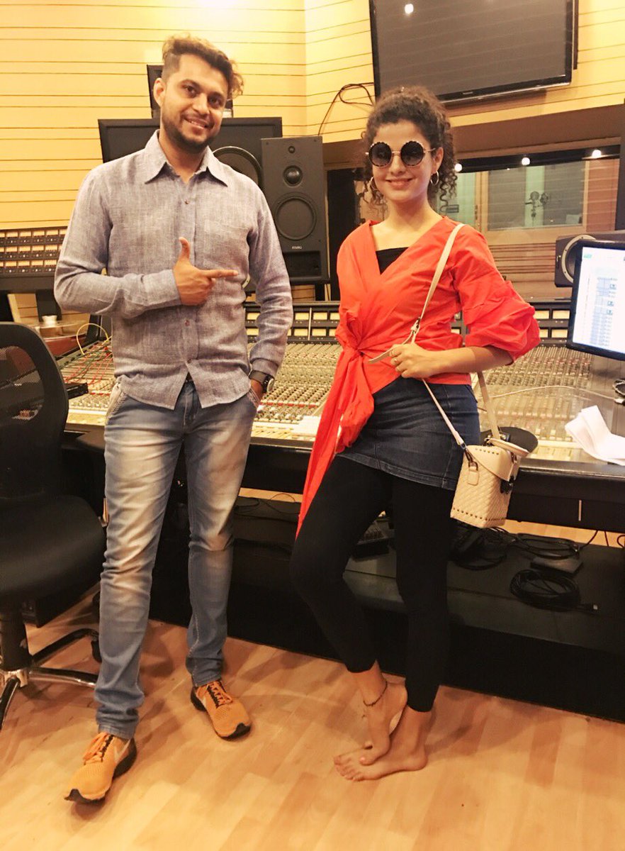 palakmuchhal3's tweet photo. I don't even remember the count... 🙃 the number of songs I've recorded with him!?!? Sooo many of my favorite songs have been recorded by this proficient engineer... meet my favorite @aamirshaikh2095!!! 😊 https://t.co/fo8lI2Sn8g