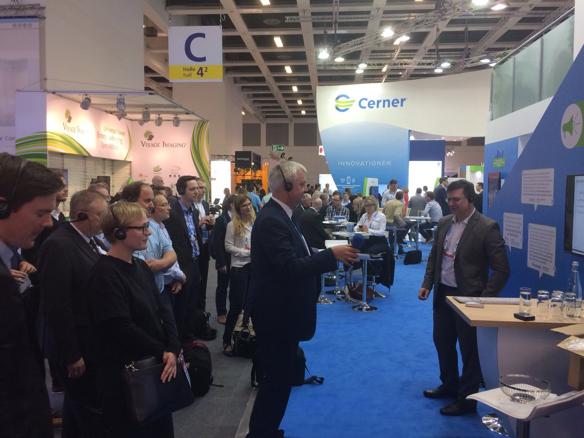 CernerDE's tweet photo. Im Dialog: Teilnehmer befragen Jürgen Schedlbauer von der #medbo bei der zweiten Thementag-Session zur digitalen Kurve @conhIT #Digitalisierung https://t.co/5sl4k0eDce
