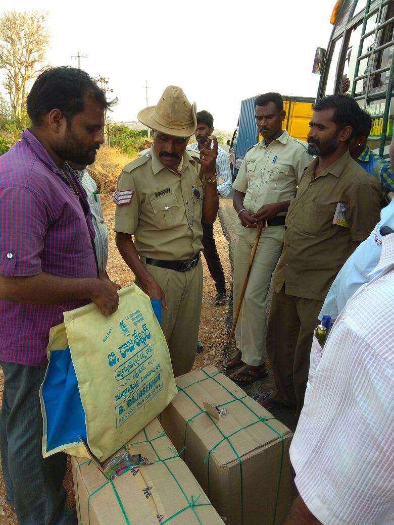 RSBHAT's tweet photo. The prestitute media is shouting over their balls about cash crunch .. But do any of them @TimesNow @republic @CNNnews18 &amp; @IndiaToday have balls to take about cash distribution by Congress in Karnataka elections ? @kailashwg @surnell https://t.co/shvcWIoGn5