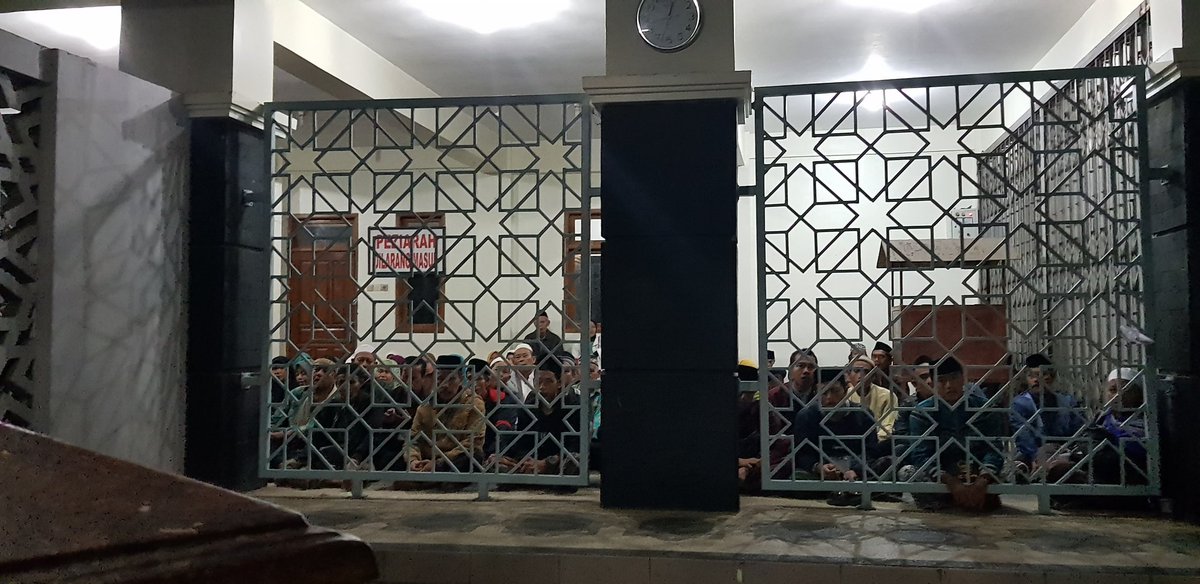 Kemarin bersama santri2 yang bertugas merawat makam alm. Gus Dur dan para sesepuh di makam Tebuireng. Lewat tengah malam, masih ramai mengalun tahlil &amp; doa dari ratusan peziarah. 😍😍
