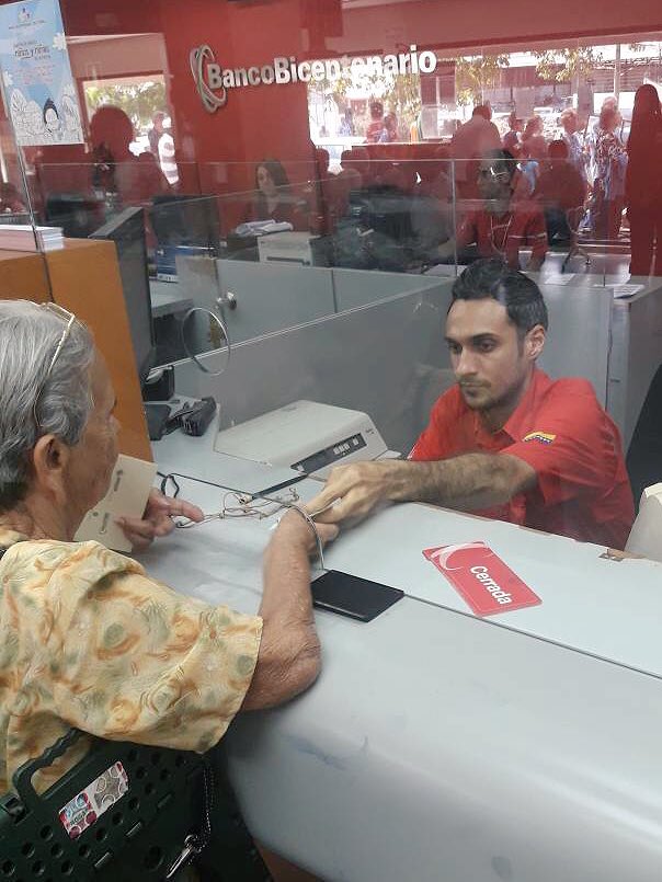 Omar_PrietoPSUV's tweet photo. Con todo nuestro apoyo, @SudebanInforma continua operativo del Plan Nacional de Pago a pensionadas y Pensionados del IVSS por terminal de cédula.
Ayer fue un balance altamente positivo, TODAS las entidades bancarias funcionaron muy bien. Las usuarias y usuarios cobraron completo https://t.co/e7RztiScxl