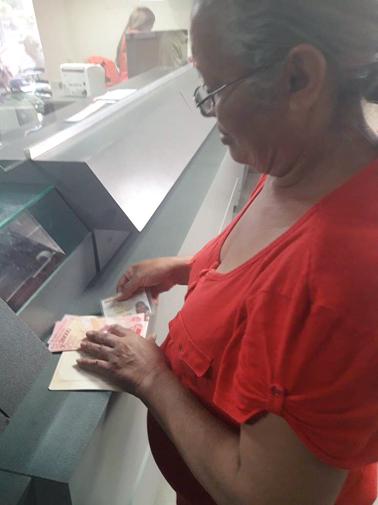 Omar_PrietoPSUV's tweet photo. Con todo nuestro apoyo, @SudebanInforma continua operativo del Plan Nacional de Pago a pensionadas y Pensionados del IVSS por terminal de cédula.
Ayer fue un balance altamente positivo, TODAS las entidades bancarias funcionaron muy bien. Las usuarias y usuarios cobraron completo https://t.co/e7RztiScxl