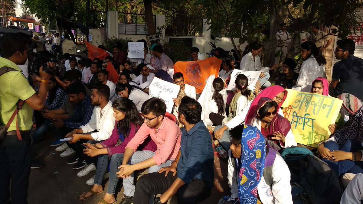 SimranG82100127's tweet photo. #JusticeforMIMS #MIMSIndore #Ravishkumar #NarendraModi #Justiceforright #Indore  
Fight for right https://t.co/T8ilV4G6Vp