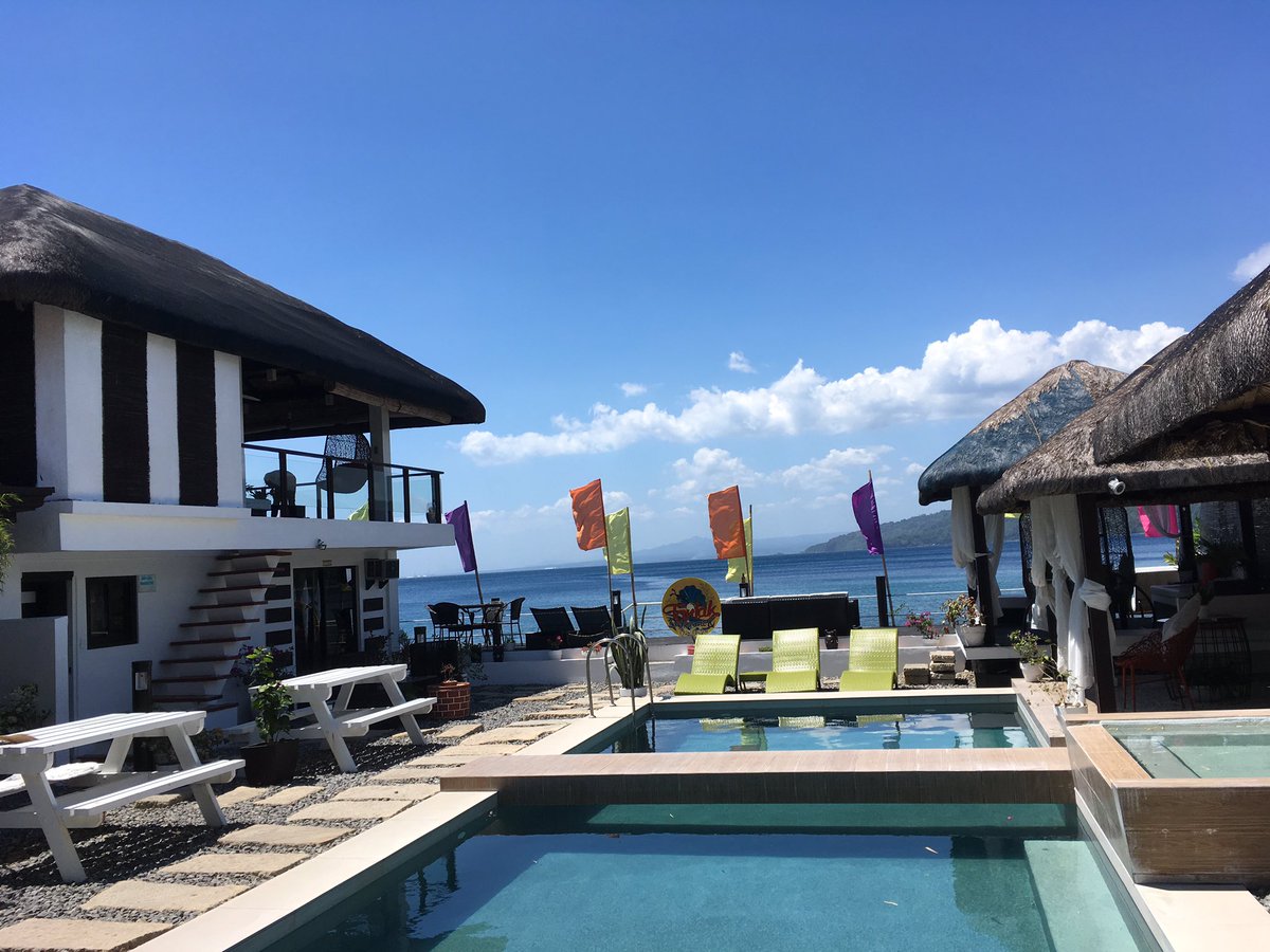 The_Volcano_Guy's tweet image. Day 10: Rest day! So nice to relax in the sun with the view of dolphins jumping in the sea. #allworkandnoplay #gettingthattan #Philippines