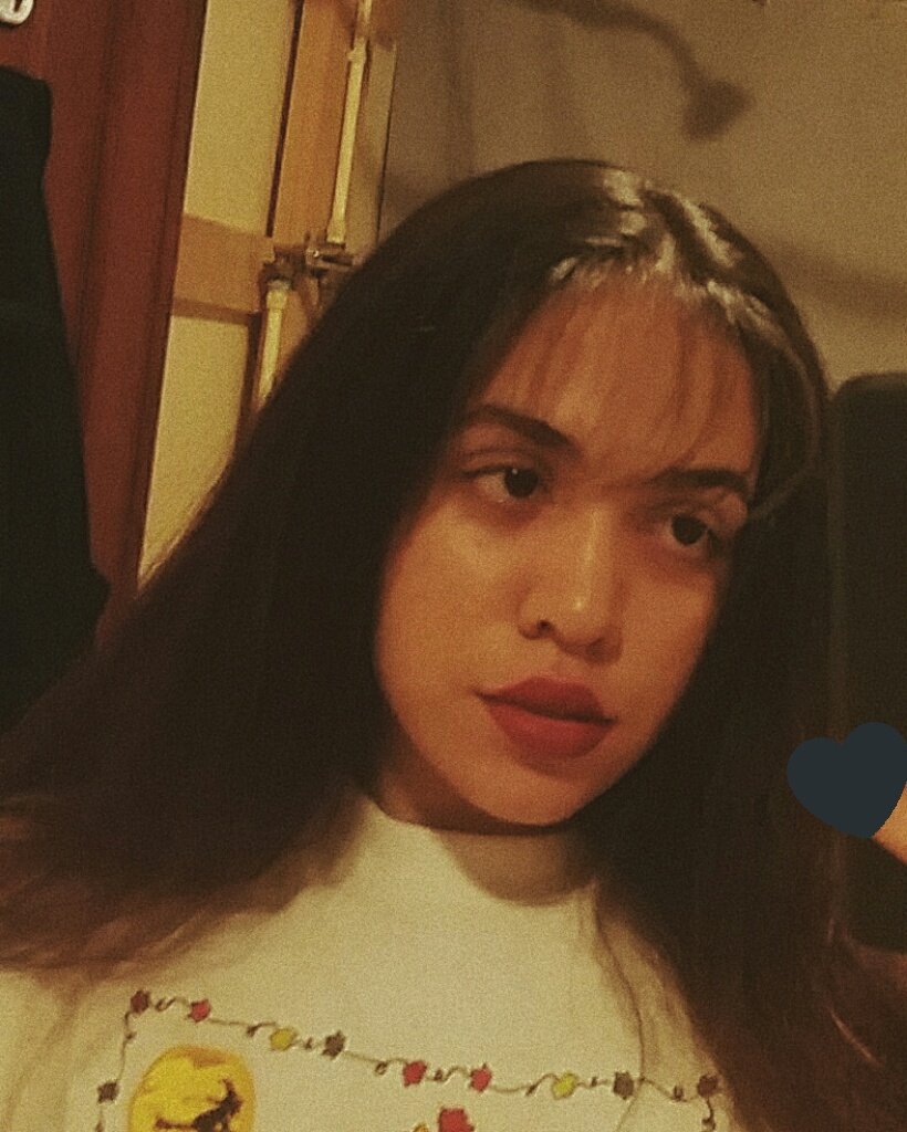 woozylily's tweet photo. I know it doesn't look like it but I'm like super duper happy I swear

: )

#tuesdayselfie https://t.co/xrOBb6bieg