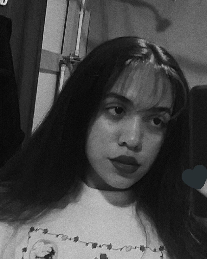 woozylily's tweet photo. I know it doesn't look like it but I'm like super duper happy I swear

: )

#tuesdayselfie https://t.co/xrOBb6bieg
